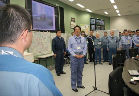 Abe visits Fukushima Daiichi, September 2013 460x318