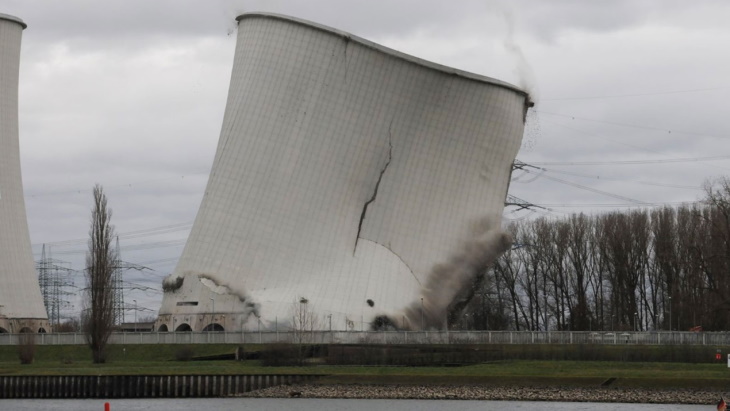 Demolition of Biblis cooling towers begins