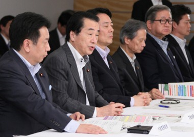 Naoto Kan at the emergency response room, 13 May 2011