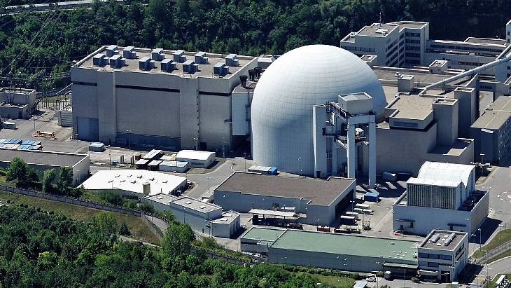 Tributes paid as Germany&#39;s last nuclear plants close