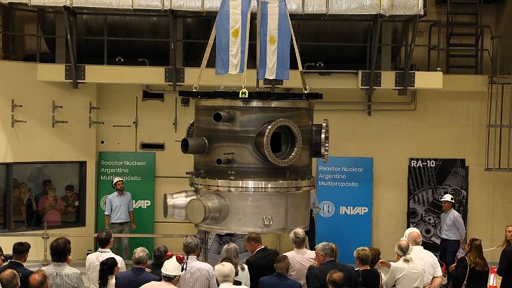 Reflector tank lifted for installation in Argentina&#39;s RA-10 research reactor