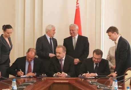 Russia-Belarus_credit_signing_(BelVB)_460